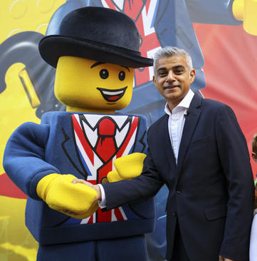 شهردار لندن در مراسم افتتاح بزرگ ترین فروشگاه لگوی جهان در این شهر