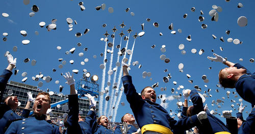 جشن فارغ التحصیلی افسران آکادمی نیروی هوایی آمریکا در کلرادو اسپرینگز