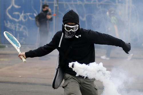 دور کردن گلوله گاز اشک آور با راکت تنیس در جریان اعتراضات به اصلاح قانون کار فرانسه در شهر نانت