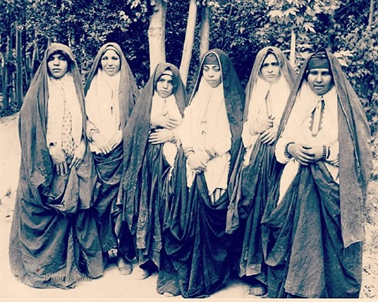 نگاهی به مد و پوشاک زنان دوره قاجار در عکسخانه کاخ گلستان